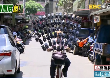 宝可梦阿伯“进化” 64部手机同时玩Pokemon Go！