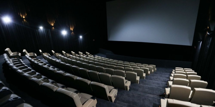 不超过250人 701起开放电影院、表演和大会