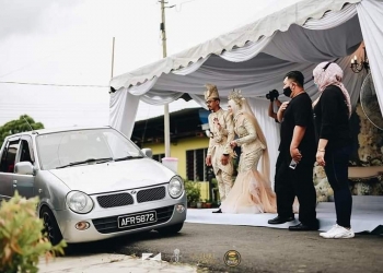 遵守SOP！ 柔新婚夫妇办Drive-Thru婚礼