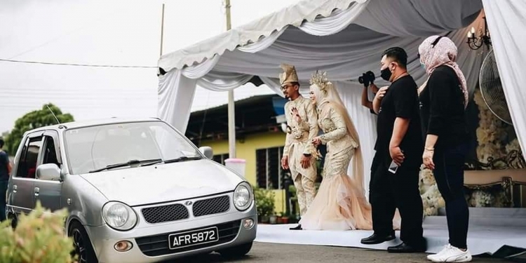 遵守SOP! 柔新婚夫妇办Drive-Thru婚礼