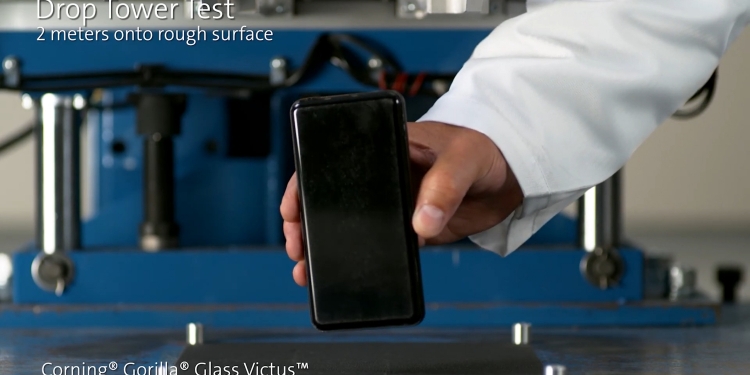 康宁推出大猩猩玻璃Victus！2公尺摔下手机完好无损