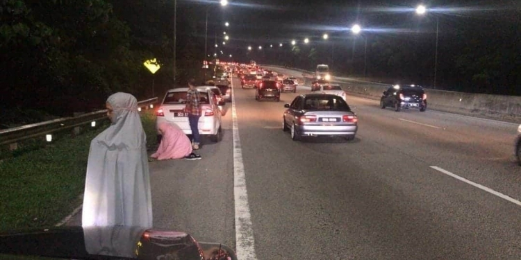 大道特许经营公司 吁民众别停在紧急车道祈祷！