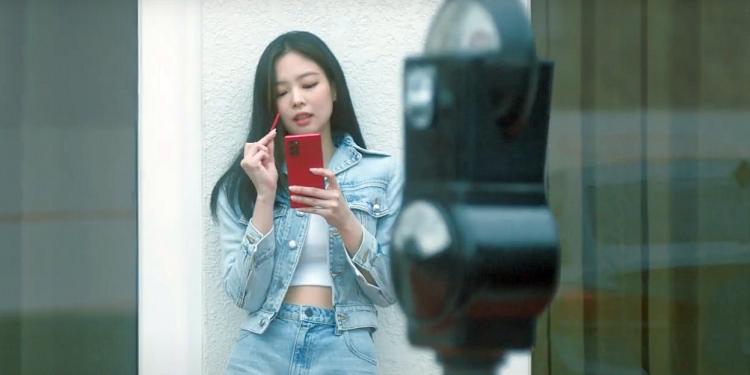 Blackpink Jennie 代言神秘红Galaxy Note 20