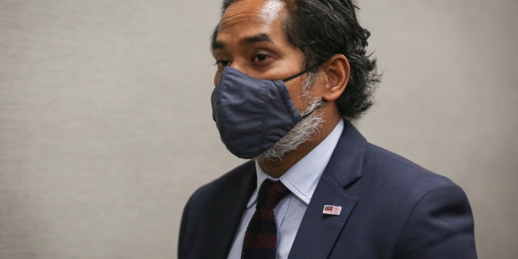 政治人物公开场所没戴口罩 凯里促警方对付