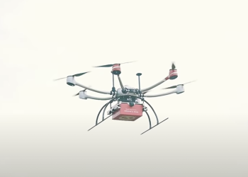 将炸鸡运上船！狮城Foodpanda成功用无人机送外卖