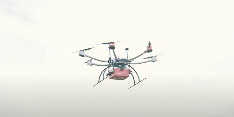 将炸鸡运上船！狮城Foodpanda成功用无人机送外卖