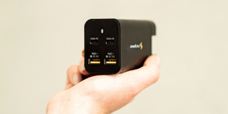 200W GaN充电器：可同时充两台16寸Macbook Pro