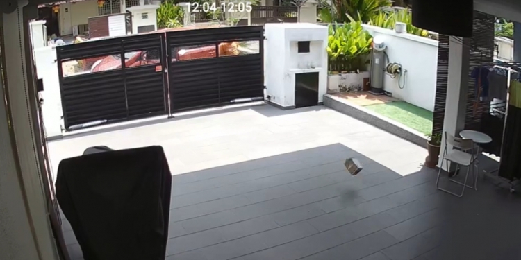 Shopee送货员乱抛包裹被抓拍！