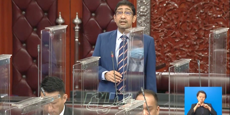 无法回答NFCP计划提问 副通讯部长竟指女大学生爬树应考是骗人的！