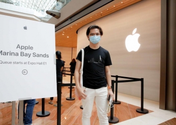 滨海湾金沙苹果店开幕 首位顾客是“超级”果粉?