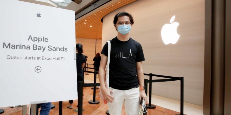 滨海湾金沙苹果店开幕 首位顾客是“超级”果粉?