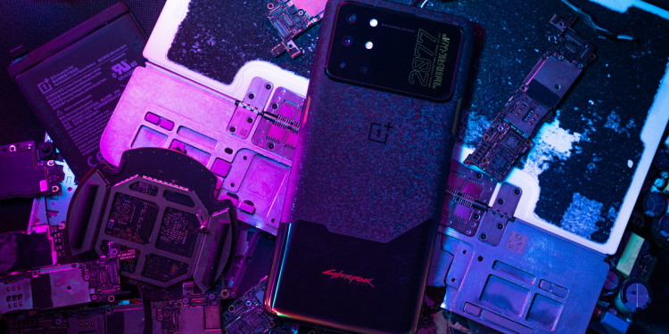 OnePlus 8T Cyberpunk 2077拆卸视频：砂岩背秘密揭晓！