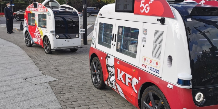 炸鸡界老大引领科技潮流！ 中国肯德基推智能5G无人餐车