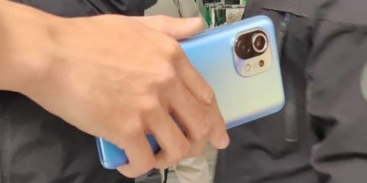 小米11真机图泄露 将配备“奇葩”造型三摄镜头？