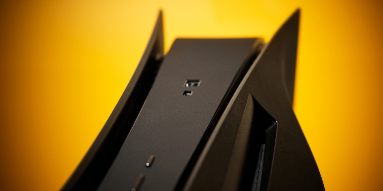 不怕索尼喊告！ Dbrand量产黑色PS5外壳