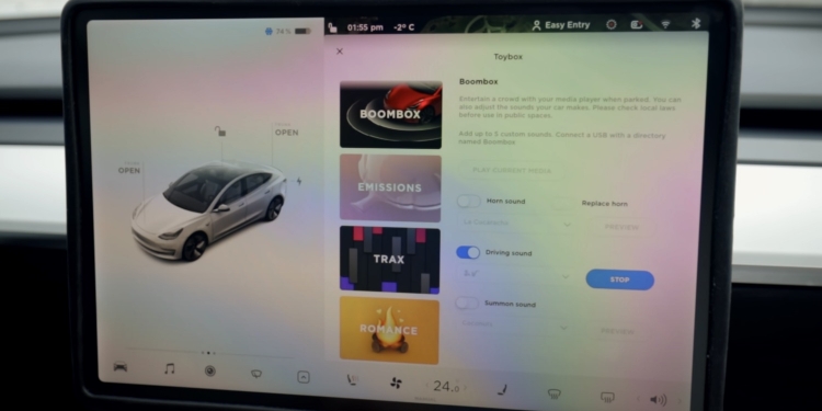 特斯拉Boombox功能：能对周围行人发出放屁声