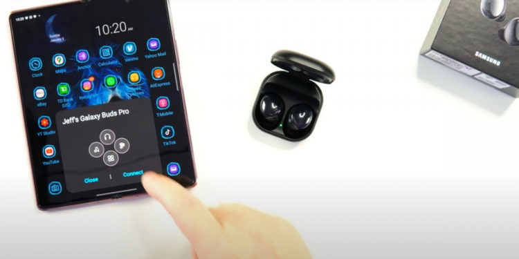 YouTuber“抢鲜”开箱三星Galaxy Buds Pro