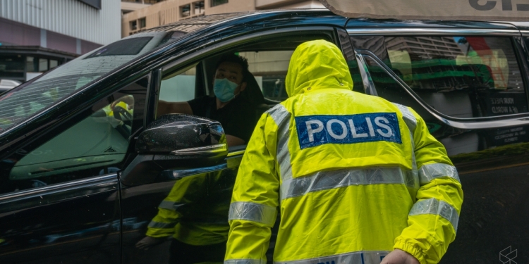 这个MCO不太严?警方:民众“顺便”买非必需品没违法