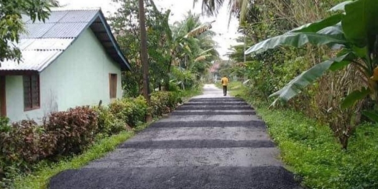 从i-Sinar提款建11个路墩！ 男子铲平后道歉