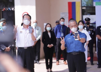 历史性一刻！首相顺利完成注射新冠疫苗