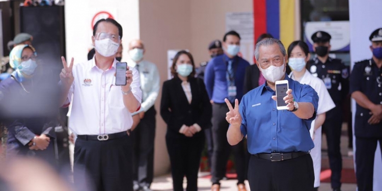 历史性一刻！首相顺利完成注射新冠疫苗