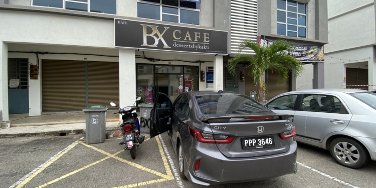 下车抱孩子没戴口罩被罚1千惹争议 柔咖啡馆老板罚单获取消