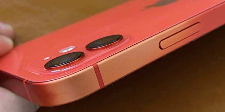 正常使用有外壳保护 iPhone 12入手4个月褪色？