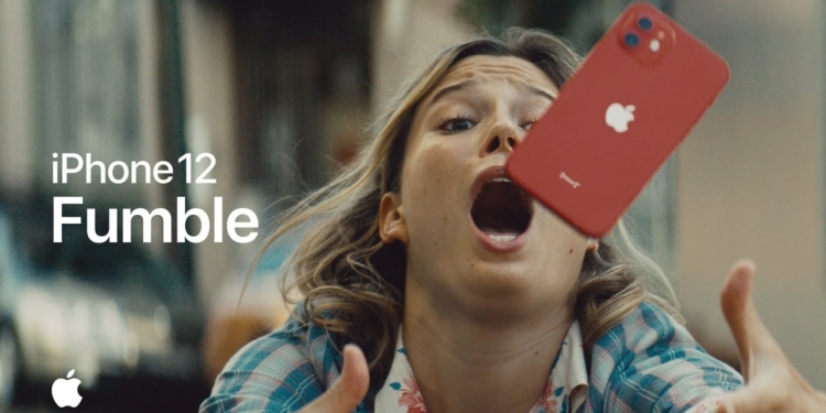 iPhone 12摔地上也不怕?苹果广告突出坚固超瓷晶面板