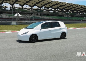 最远可行驶300公里 我国首款电动车原型亮相