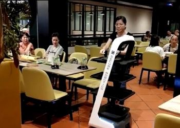 本地著名扁担饭餐厅 引入高科技送餐机器人！