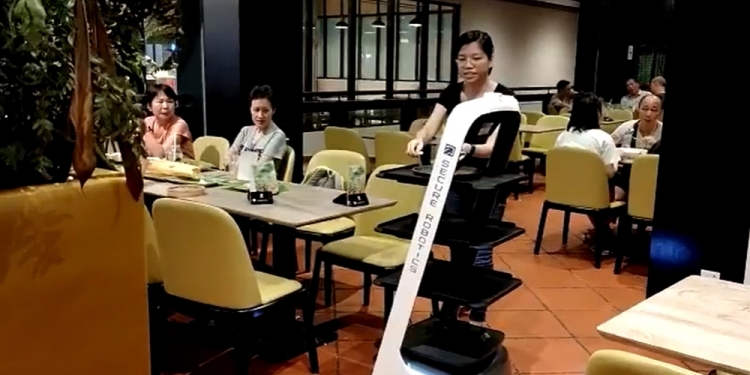 本地著名扁担饭餐厅 引入高科技送餐机器人!