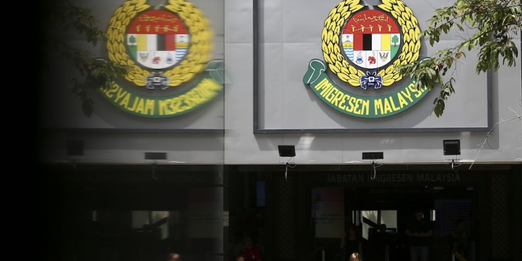 安装软件骇入移民局系统！反贪会捕6嫌犯