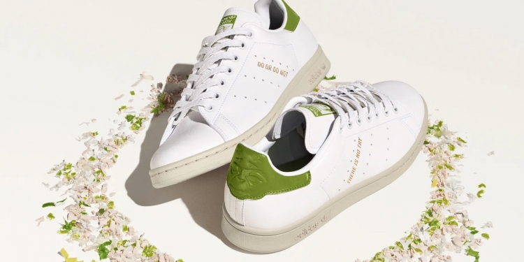 阿迪达斯与《星战》联名 Yoda版运动鞋504大马开卖