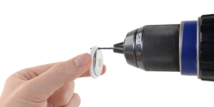 iFixit拆解AirTag 成功钻洞打造锁匙孔