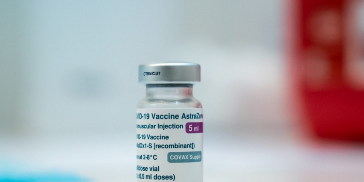 报导:次阶段阿斯利康疫苗接种计划 提早开放60岁以下预约