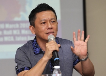 转发“新冠疫情阴谋论”文章挨轰！郑联科删除推文