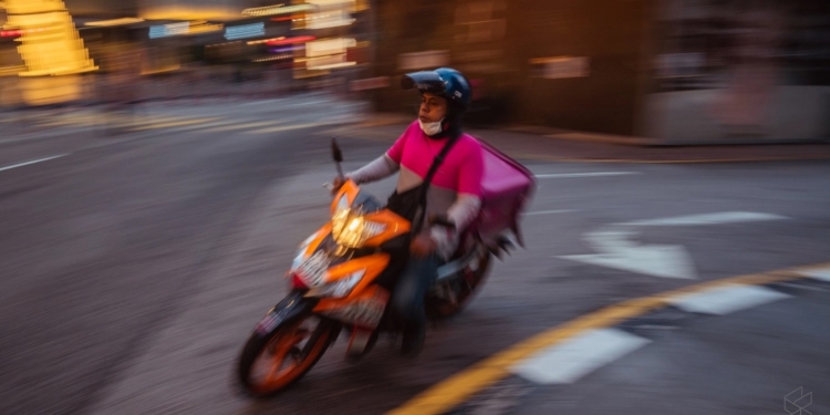 狮城阿窿追债新招?利用送餐员上门骚扰