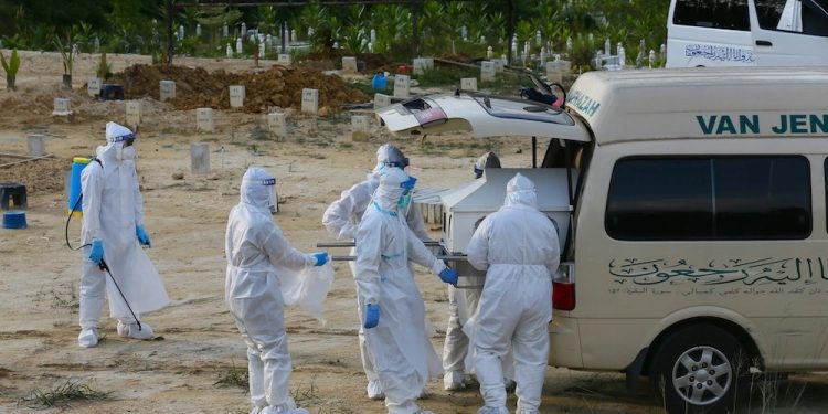 107人病逝！确诊病例回升至6437宗