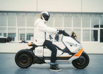 未来科技感十足！ 宝马CE 04全电动摩哆投入生产