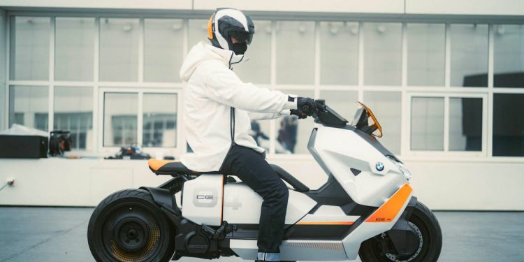 未来科技感十足！ 宝马CE 04全电动摩哆投入生产