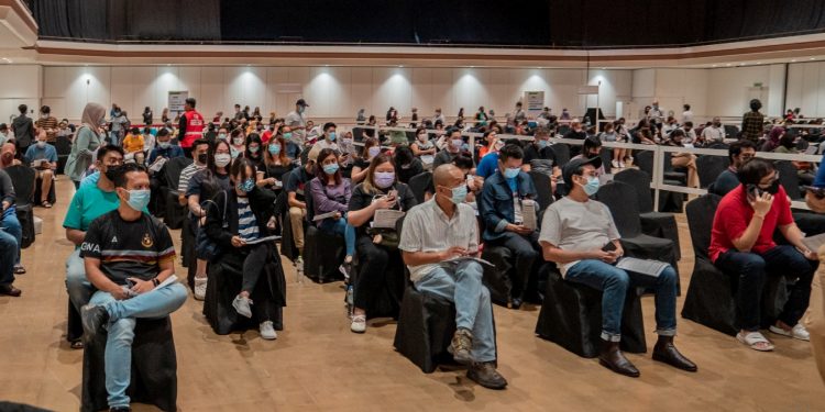 打完两剂疫苗可享部分福利 首相：下周开会定夺