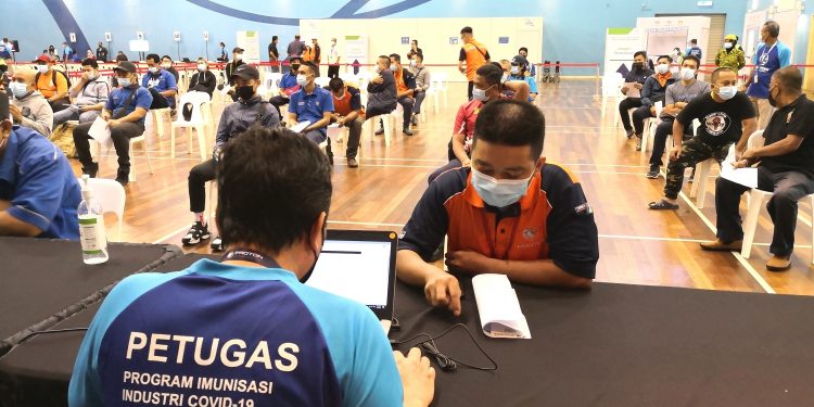 员工将获预约 宝腾城体育馆“改造”成疫苗接种中心 ！