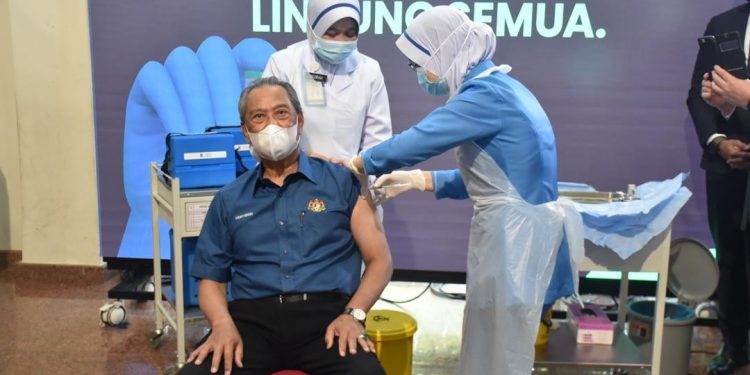 拟每天打50万剂疫苗 首相：10月料成人100%接种