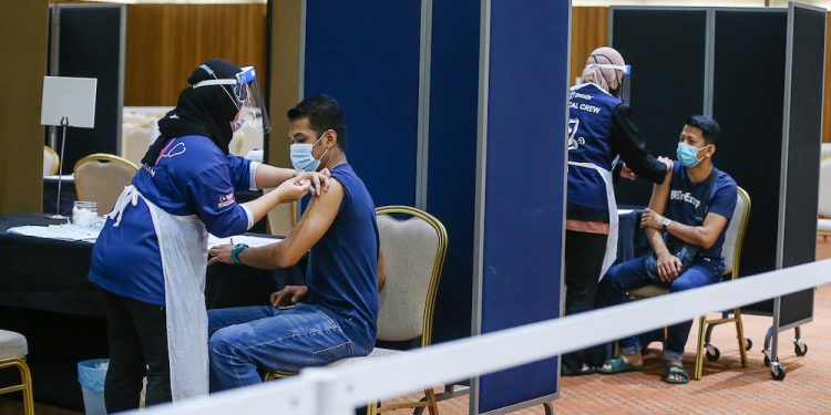 直逼7千大关！新增确诊6988宗