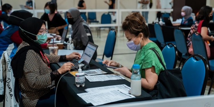 再创新高！单日接种逾43万剂疫苗