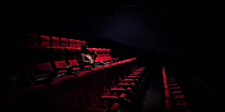 明天起准戏院重开！首相：仅限完成接种者入场