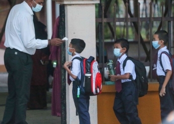 返校强制戴口罩！教长允许学生穿便服上学