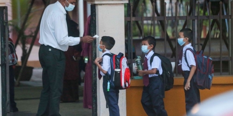 返校强制戴口罩！教长允许学生穿便服上学