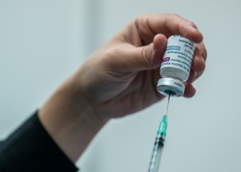 政府同意接种第三剂新冠疫苗 首相：高风险群优先