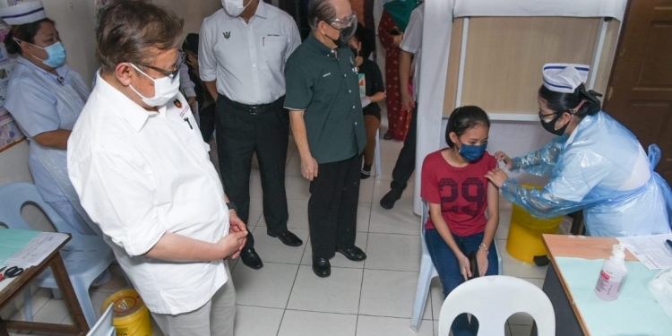 在明年开学前完成 凯里：全国300万少年将接种新冠疫苗